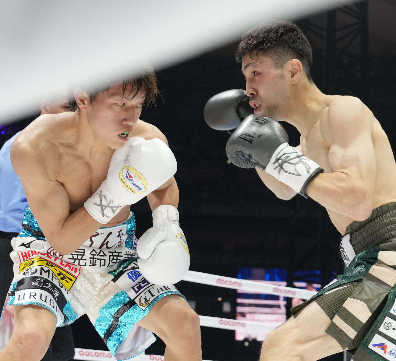 1回に臨むユーリ阿久井（右）と桑原（撮影・鈴木みどり）