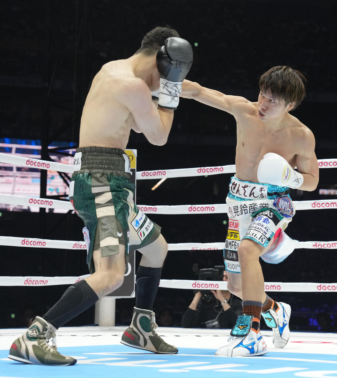 1回、ユーリ阿久井（左）に右ストレートを放つ桑原（撮影・鈴木みどり）