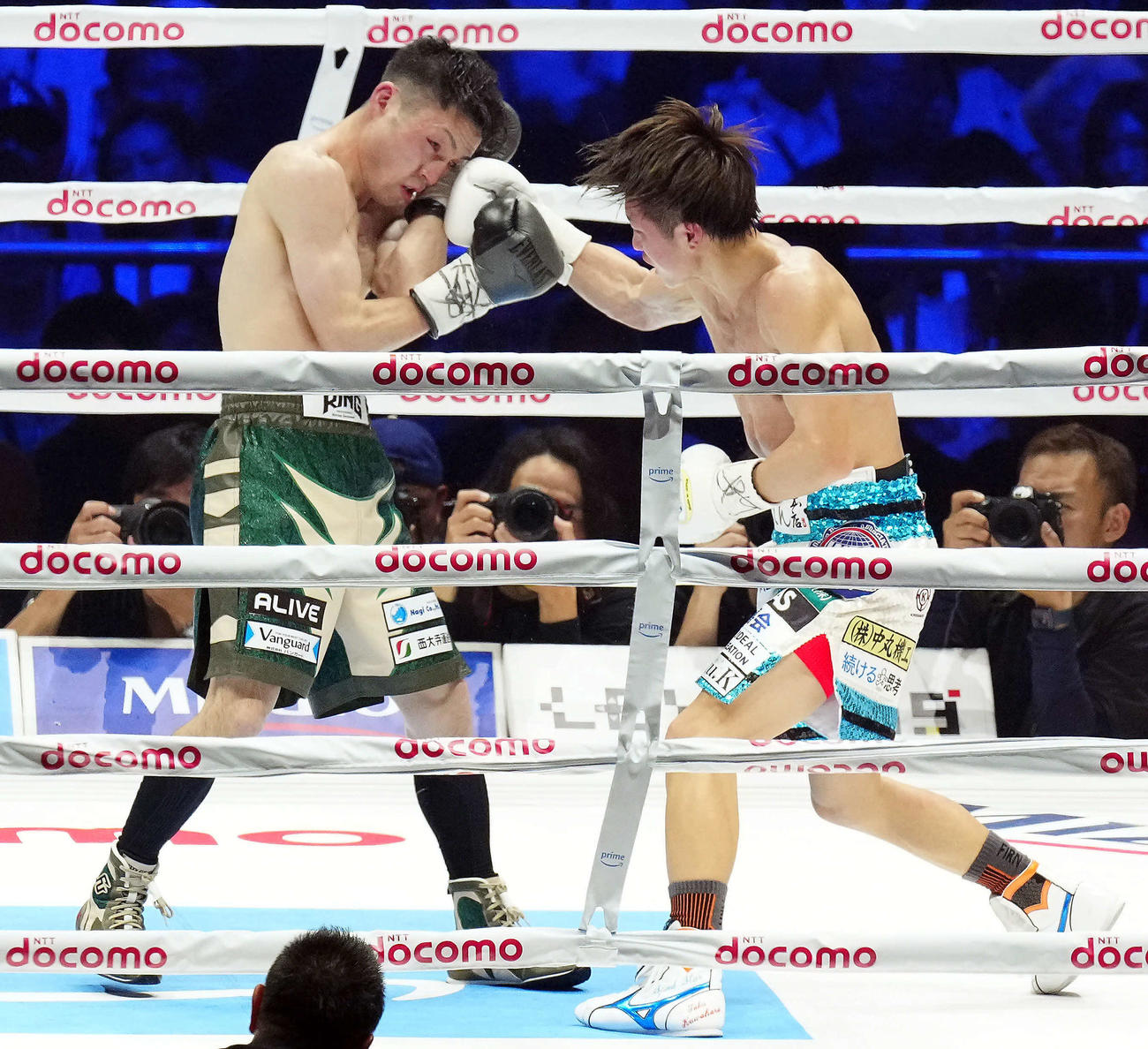 WBA世界フライ級タイトルマッチ　11回、ーリ阿久井（左）パンチを繰り出す桑原（撮影・たえ見朱実）