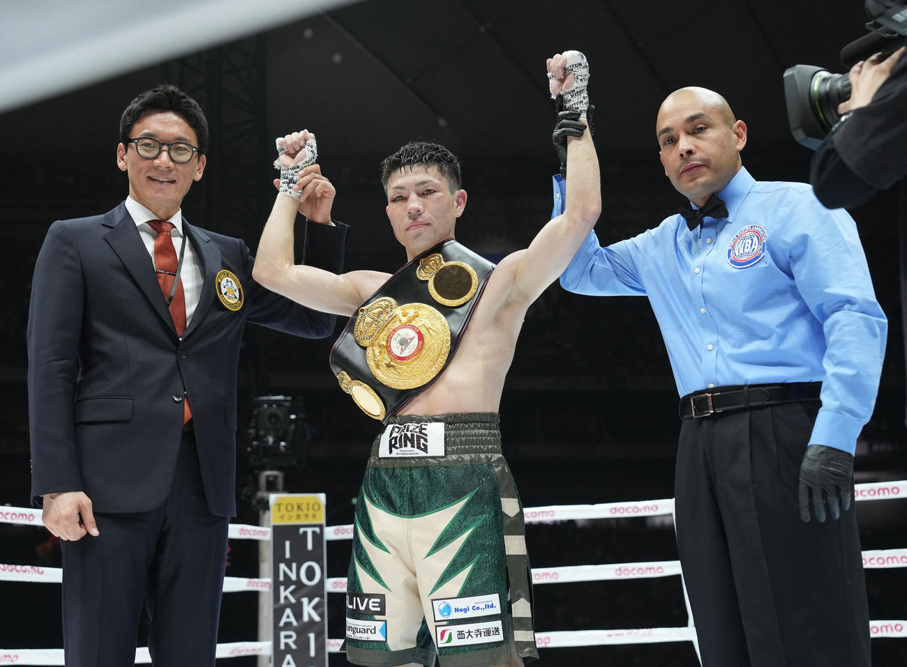 防衛し勝ち名乗りを受けるユーリ阿久井（中央）（撮影・鈴木みどり）