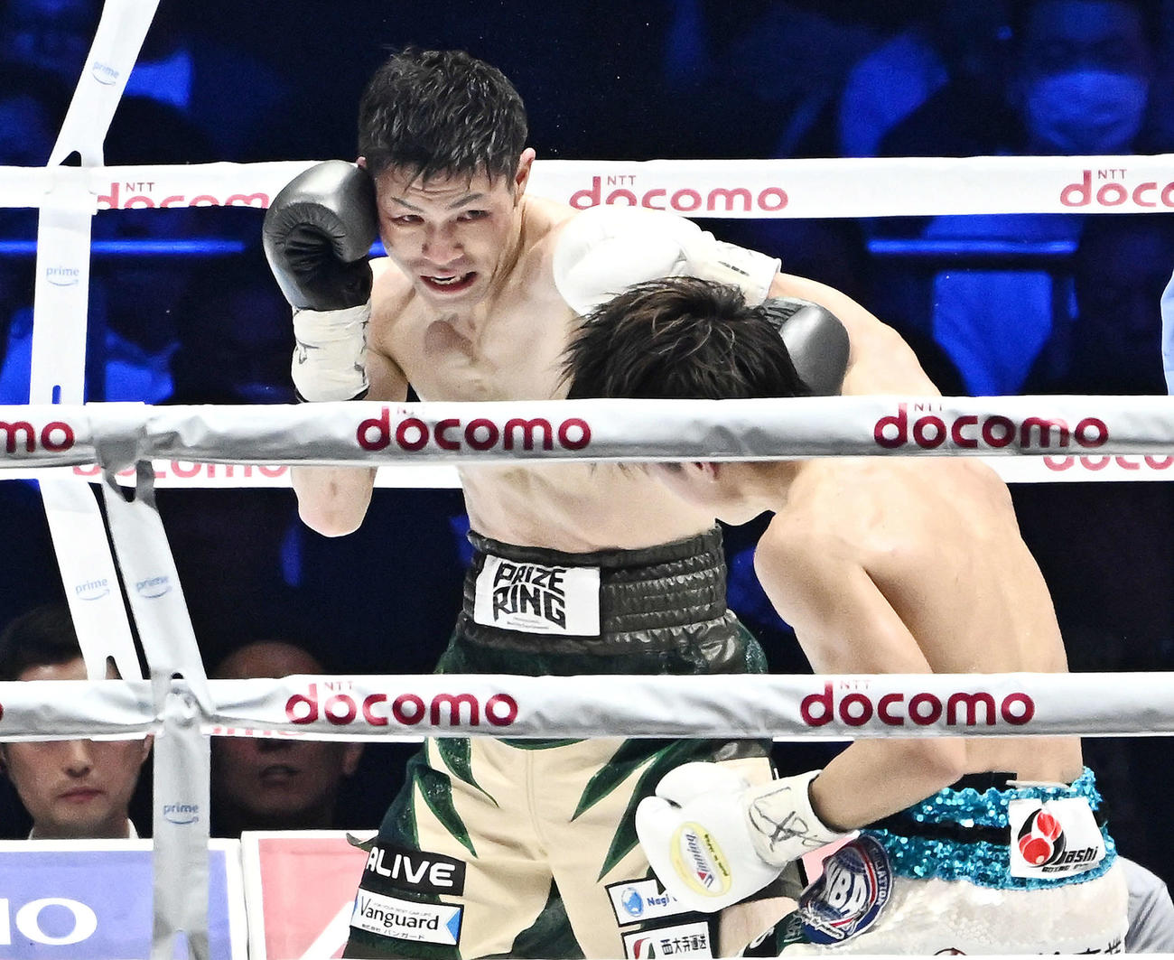 12回、ユーリ阿久井（後方）は桑原にパンチを打ち込む（撮影・滝沢徹郎）