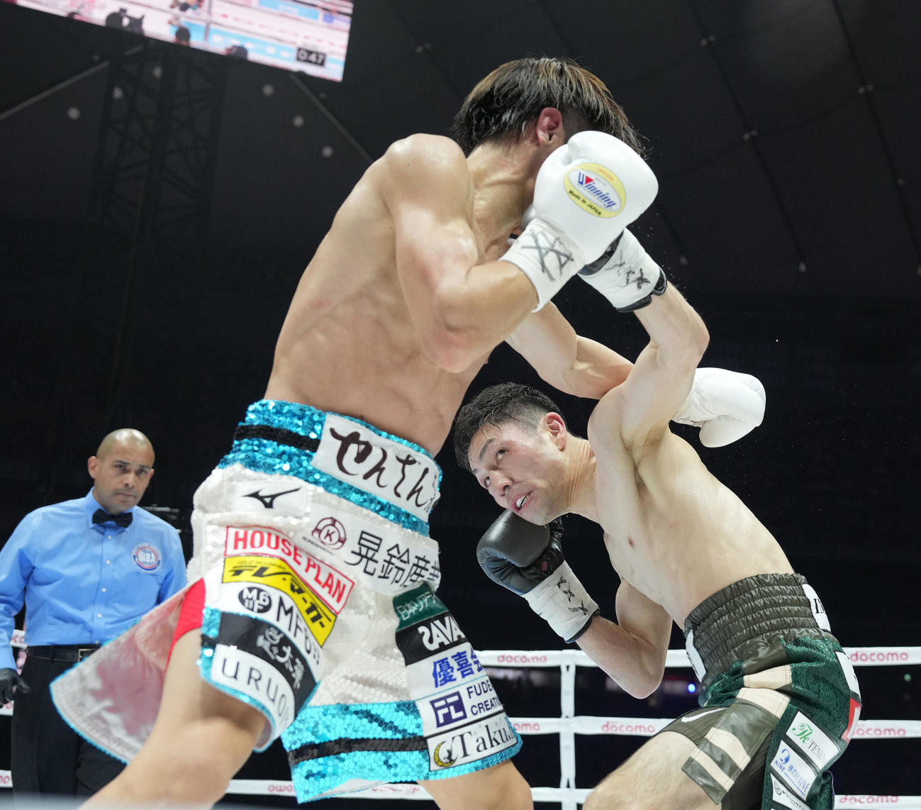 7回、桑原（左）にパンチを放つユーリ阿久井（撮影・鈴木みどり）