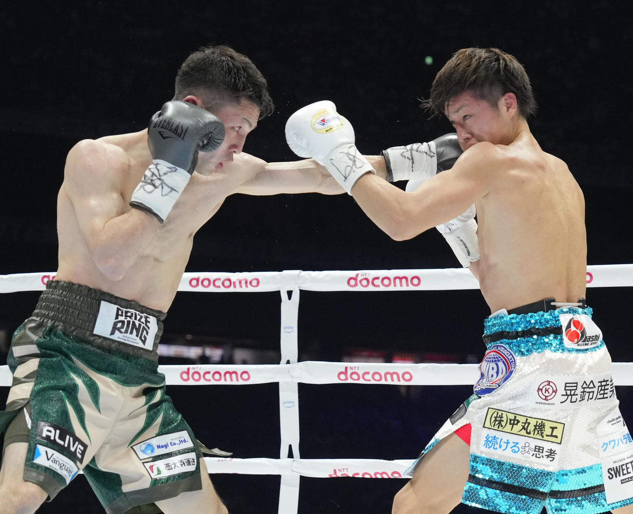 5回、桑原（右）にジャブを放つユーリ阿久井（撮影・鈴木みどり）