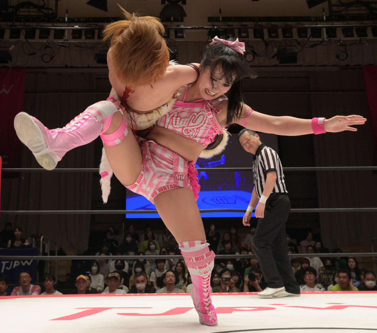 東京女子プロレス後楽園大会　中島翔子を抱え上げたたきつける渡辺未詩（東京女子プロレス提供）
