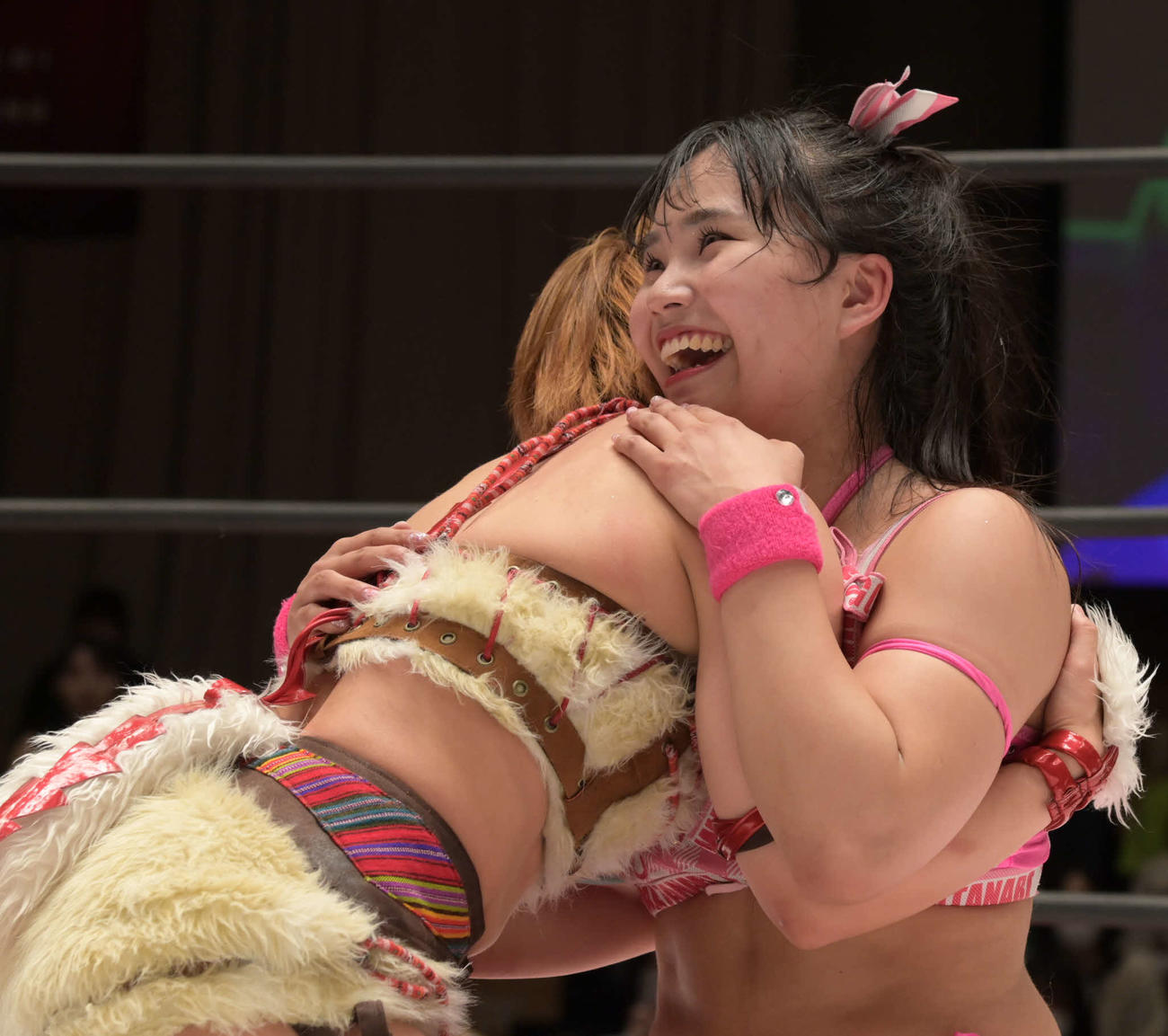東京女子プロレス後楽園大会　試合後に中島翔子と抱き合う渡辺未詩（東京女子プロレス提供）