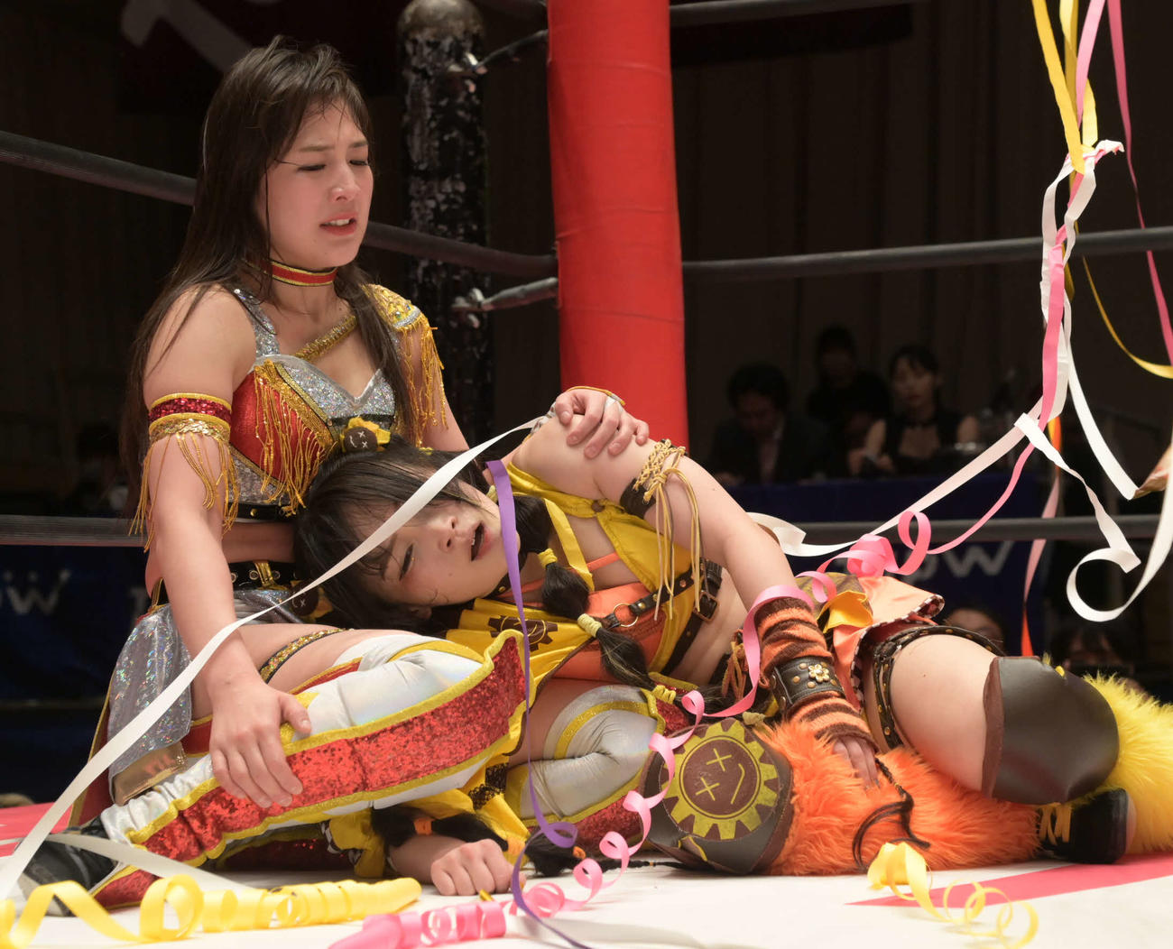 東京女子プロレス後楽園大会　プリンセスタッグ選手権試合に敗れ、悔しい表情を見せる上原わかな（左）とHIMAWARI（東京女子プロレス提供）