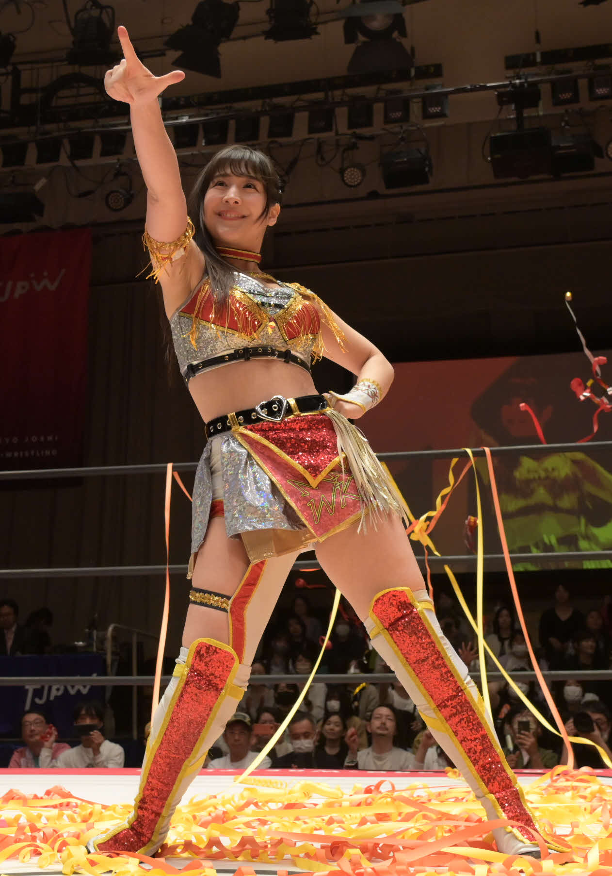 東京女子プロレス後楽園大会　華やかに入場した上原わかな（東京女子プロレス提供）