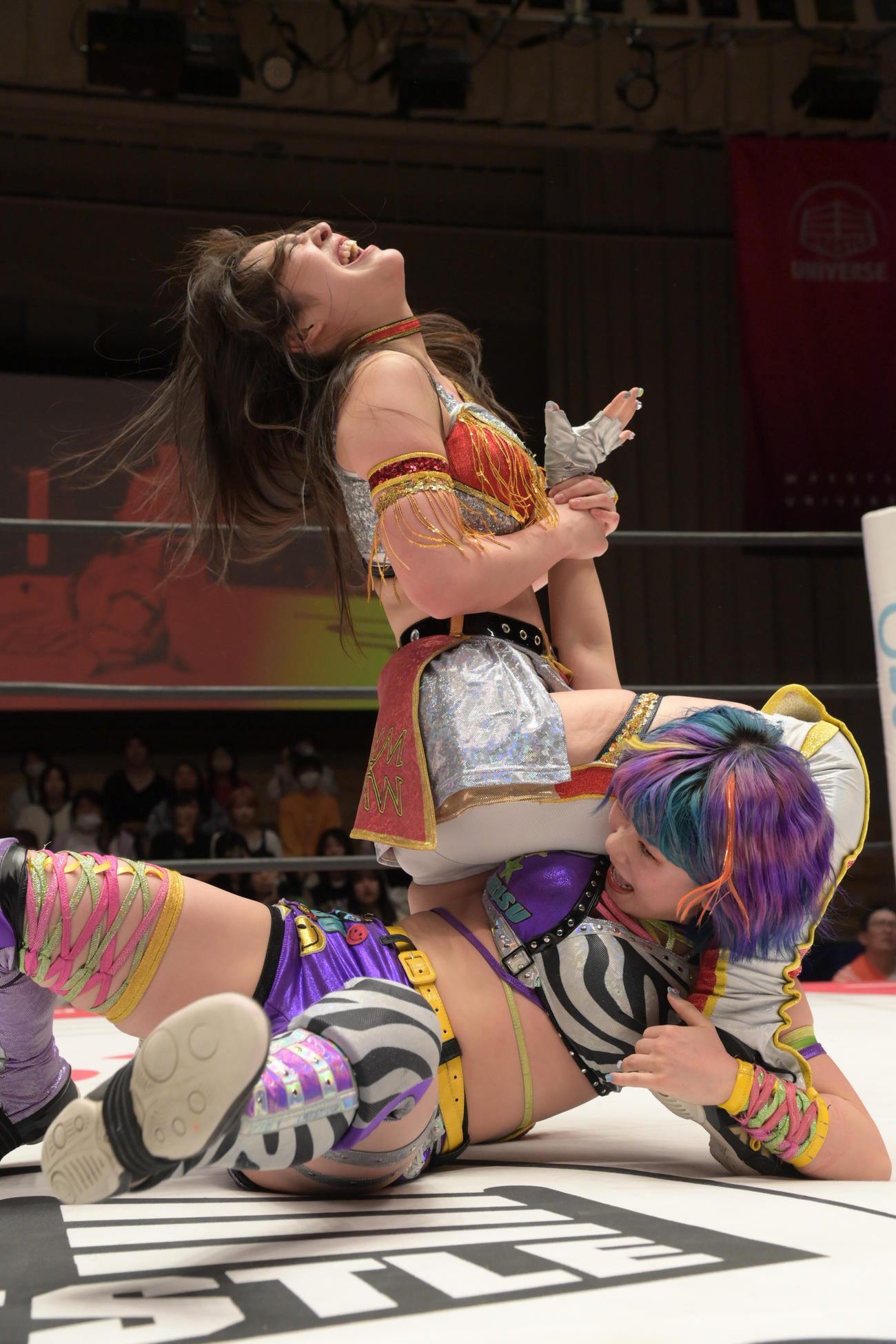 東京女子プロレス後楽園大会　遠藤有栖の腕を取り、絞め上げる上原わかな（東京女子プロレス提供）
