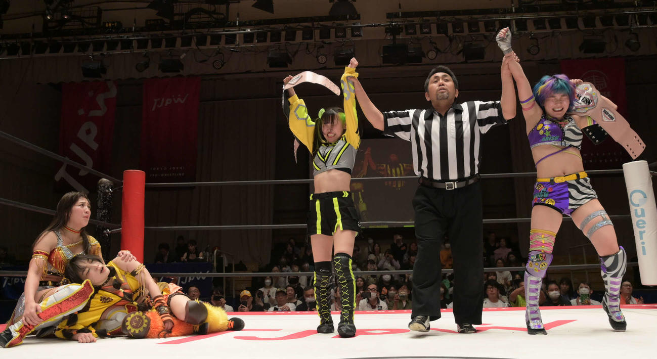 東京女子プロレス後楽園大会　プリンセスタッグ選手権試合に敗れ、悔しい表情を見せる上原わかな（左）とHIMAWARI（左から2人目）。右は勝利し、勝ち名乗りを受ける鈴芽、遠藤有栖（右）（東京女子プロレス提供）