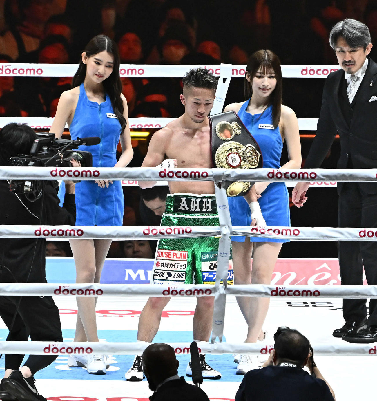 判定で石田を破りベルトを巻き記念撮影する井上拓（撮影・滝沢徹郎）