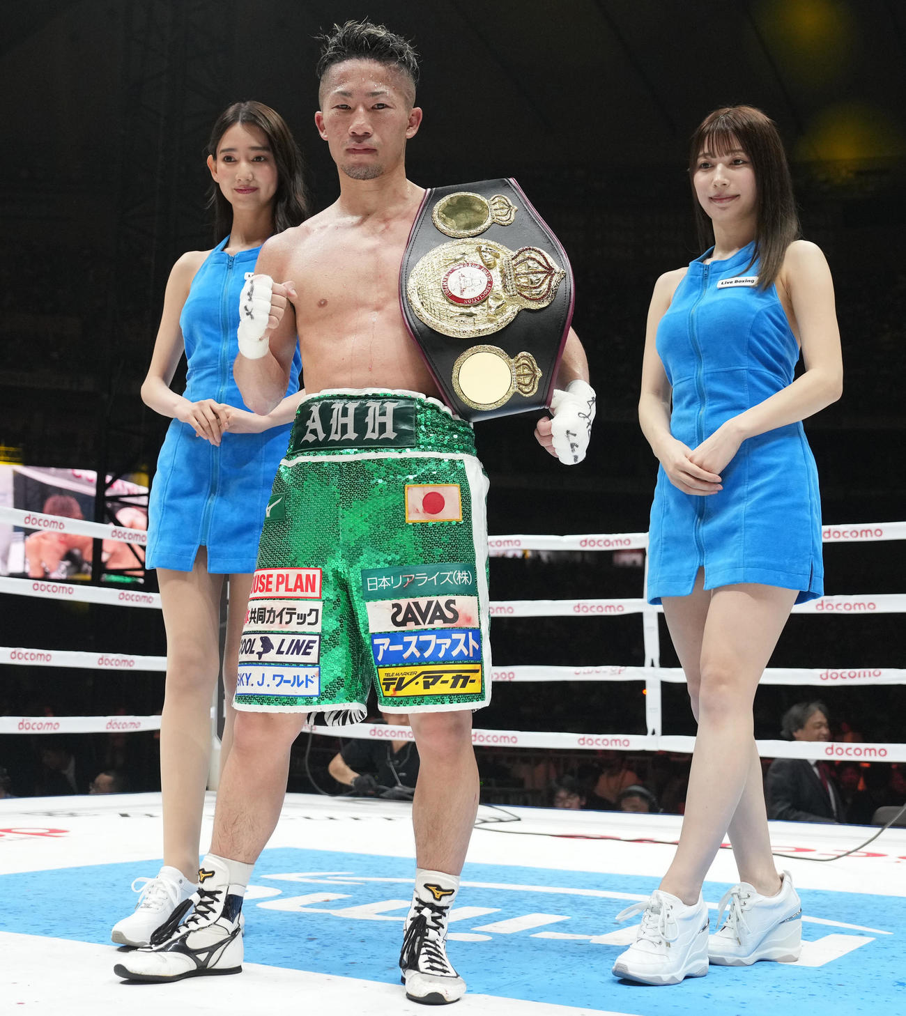 防衛しポーズを決める井上拓（中央）（撮影・鈴木みどり）