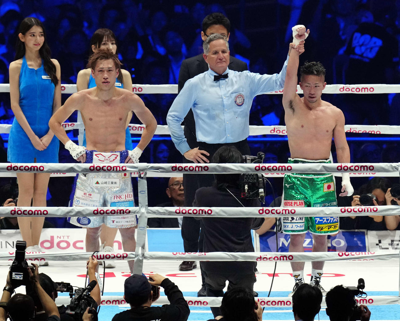 石田（左）に判定勝ちした井上拓（撮影・たえ見朱実）