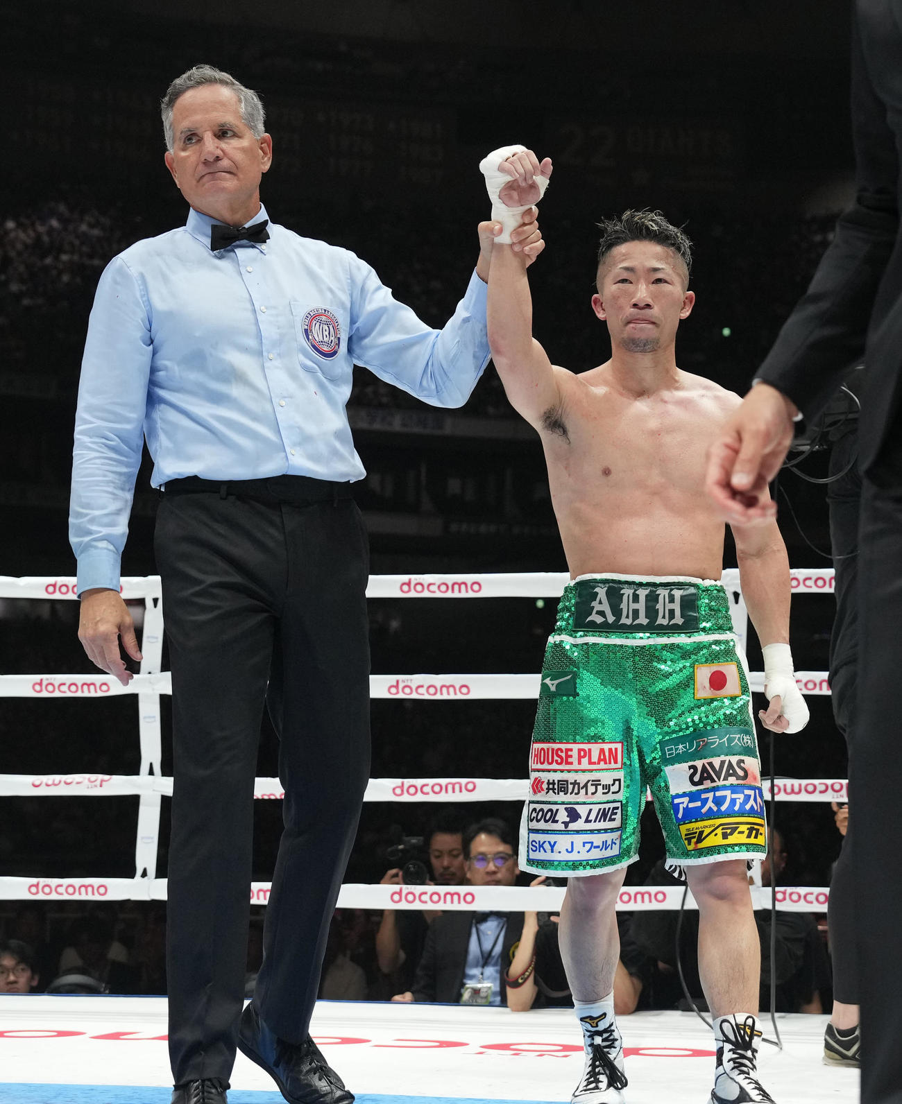 12回判定で防衛し勝ち名乗りを受ける井上拓（右）（撮影・鈴木みどり）