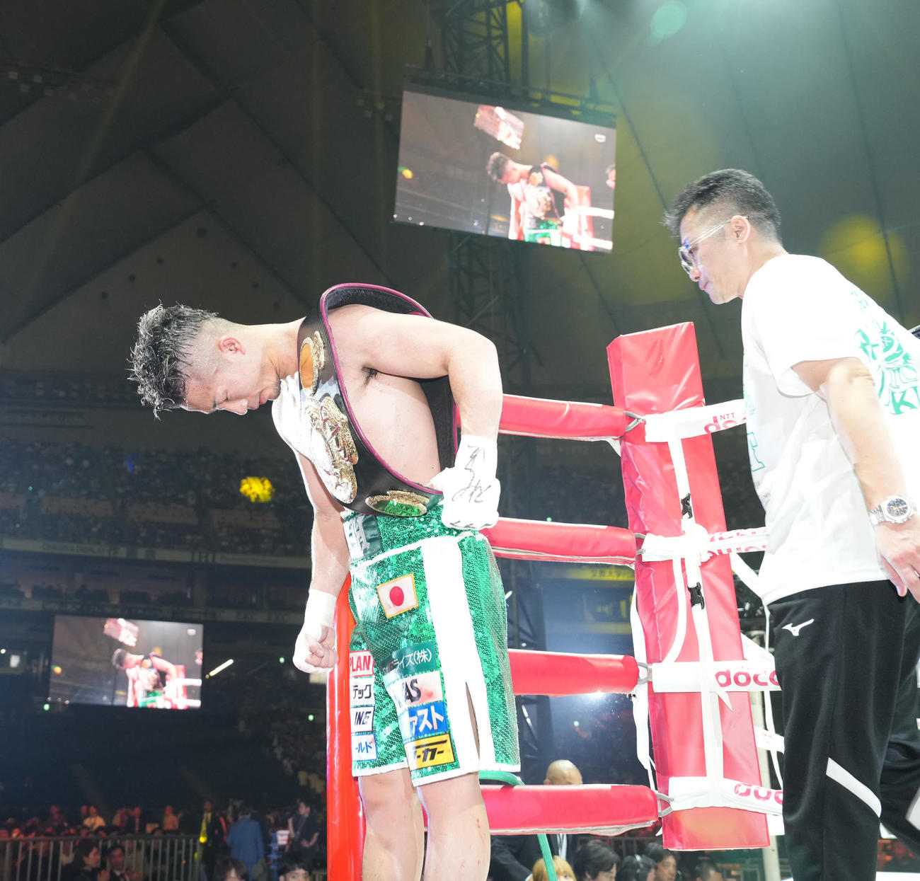 防衛後、客席に一礼する井上拓（左）。右は父真吾トレーナー（撮影・鈴木みどり）