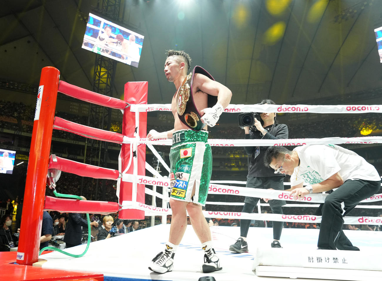 防衛しリングを降りる井上拓。右は父真吾トレーナー（撮影・鈴木みどり）