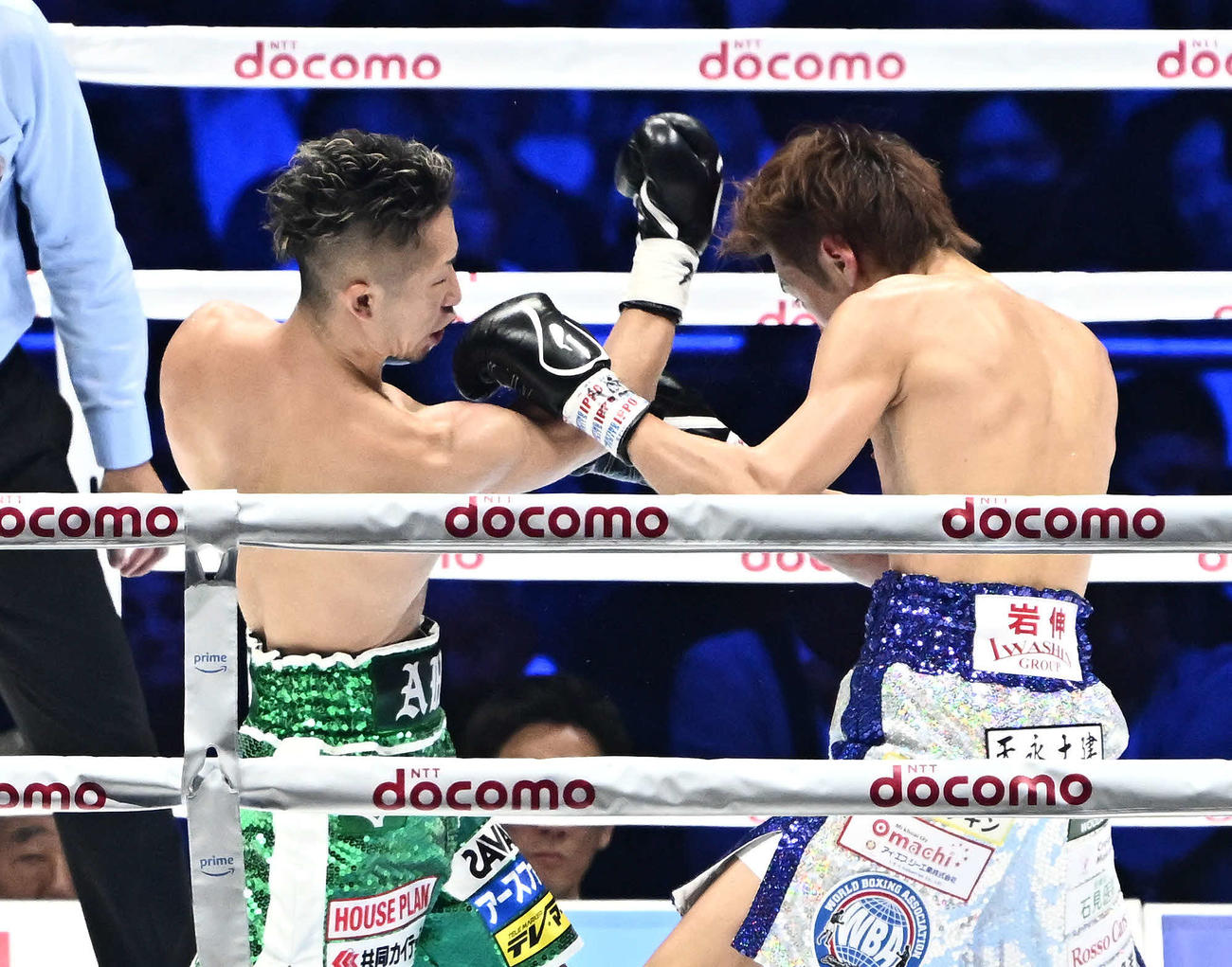 3回、井上拓（左）は石田にパンチを打ち込む（撮影・滝沢徹郎）