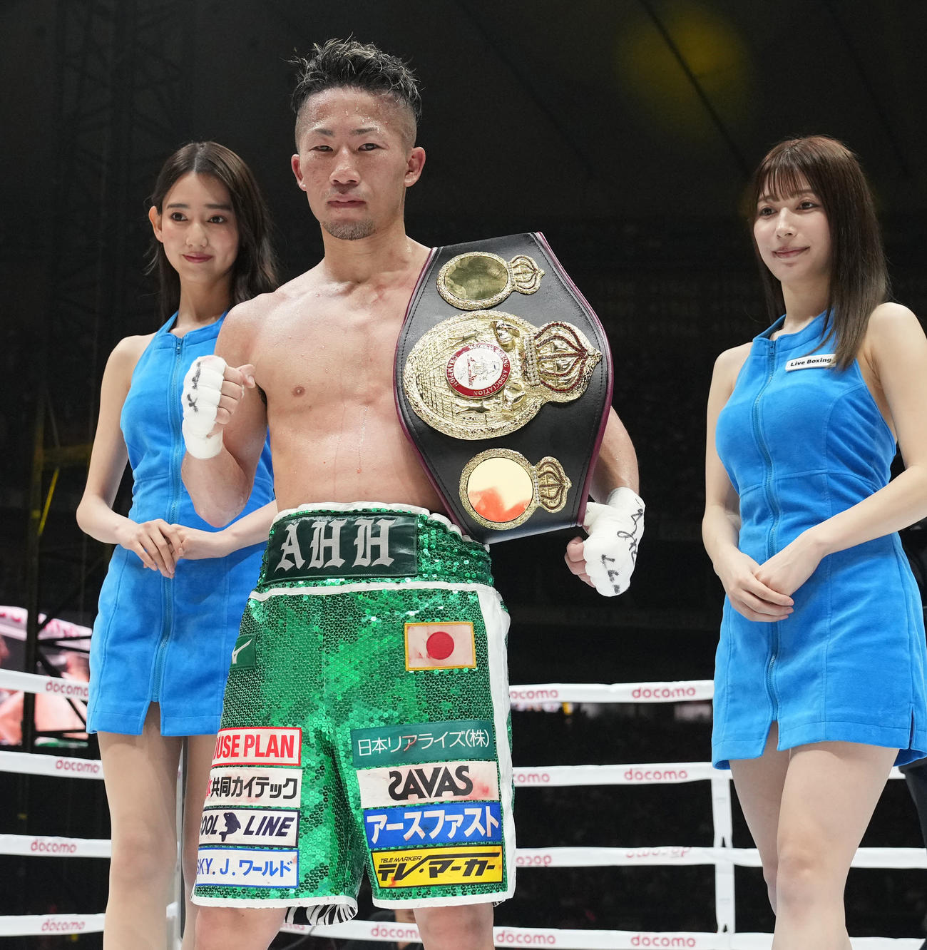 防衛し写真に納まる井上拓（中央）。右は雪平莉左、左は黒木麗奈（撮影・鈴木みどり）