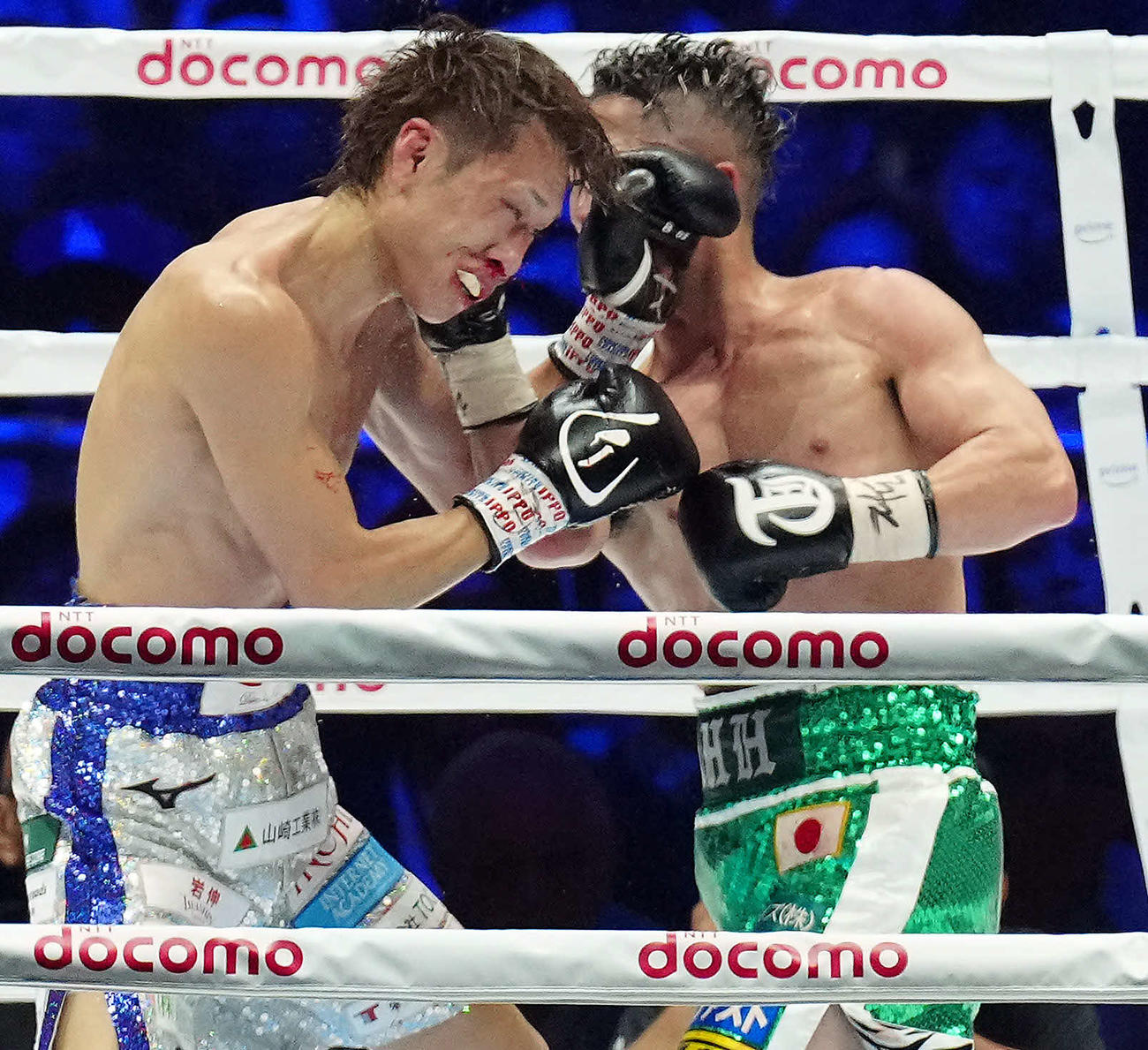 WBA世界バンタム級タイトルマッチ　10回、石田（左）にパンチを見舞う井上拓（撮影・たえ見朱実）