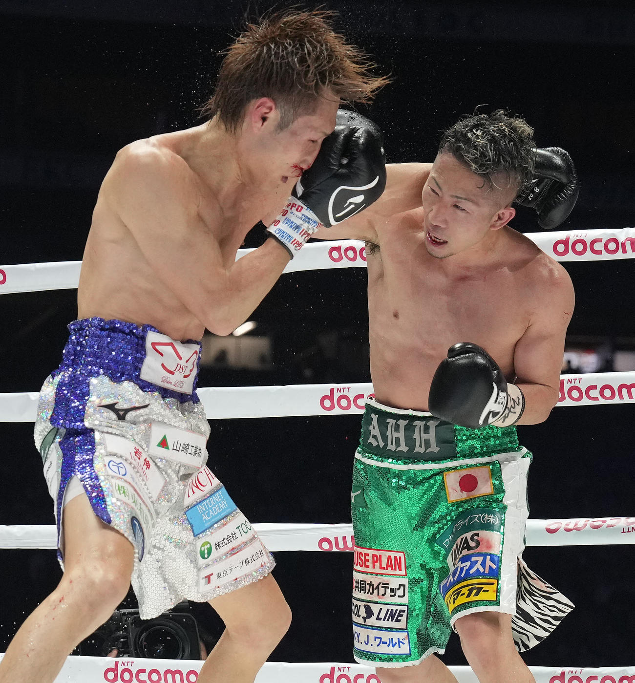 12回、パンチを打ち合う井上拓（右）と石田（撮影・鈴木みどり）