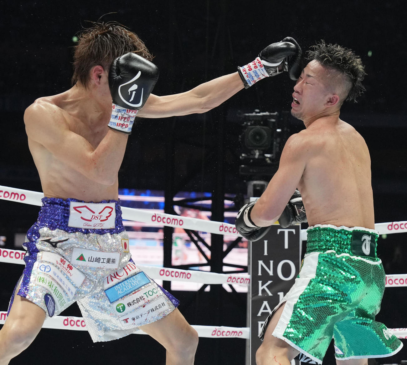 7回、石田（左）のジャブを食らう井上拓（撮影・鈴木みどり）