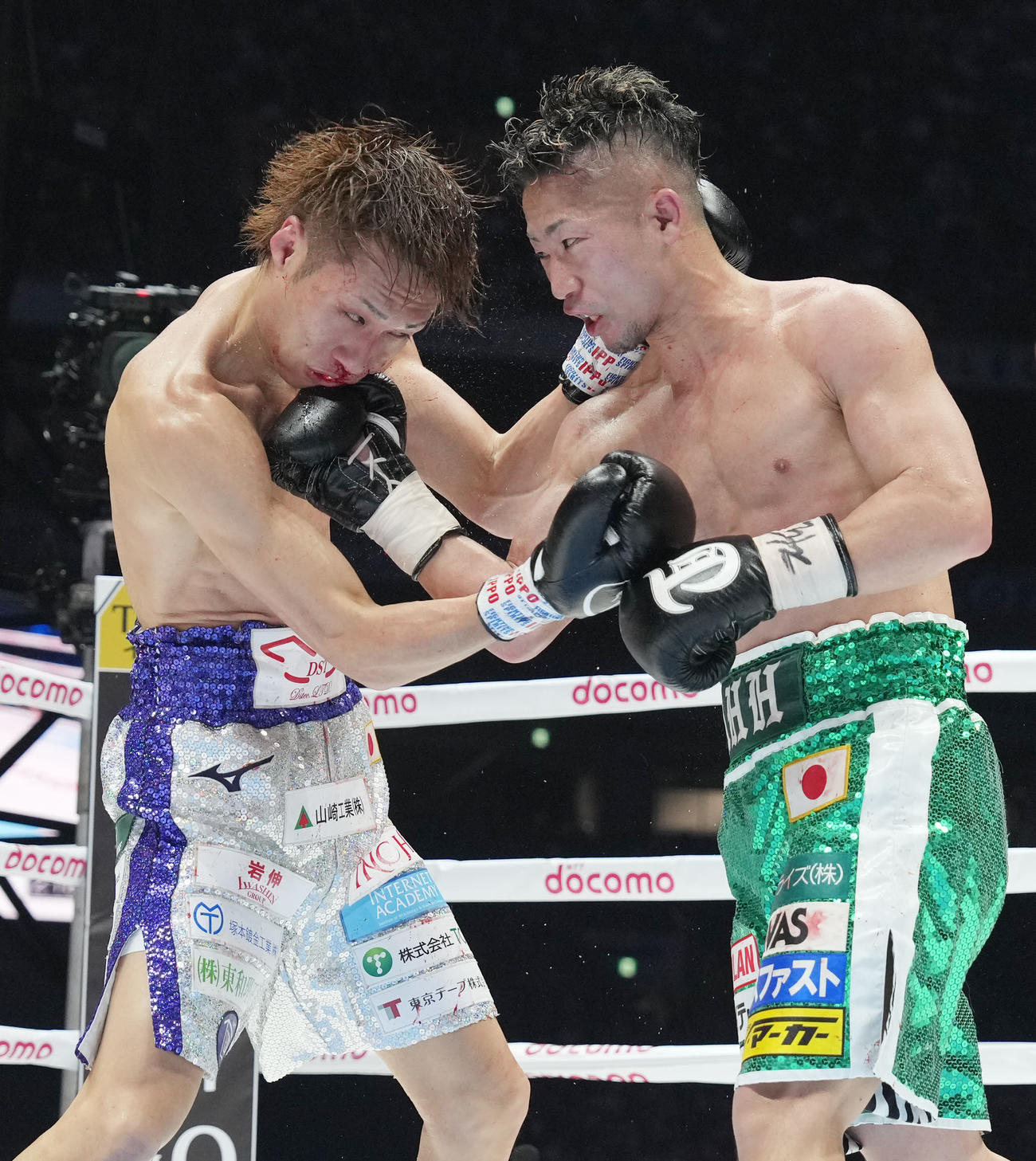 6回、打ち合う井上拓（右）と石田（撮影・鈴木みどり）