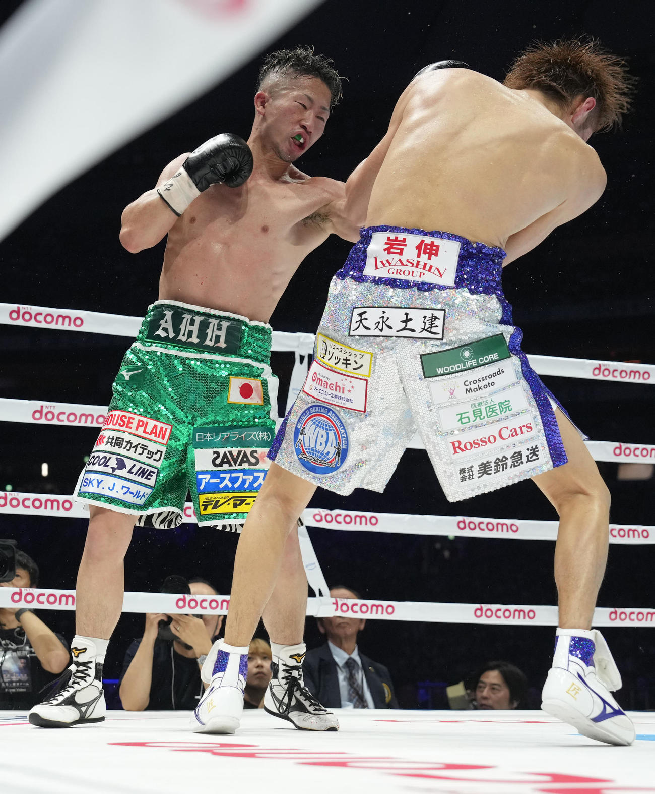 6回、石田（右）にパンチを放つ井上拓（撮影・鈴木みどり）