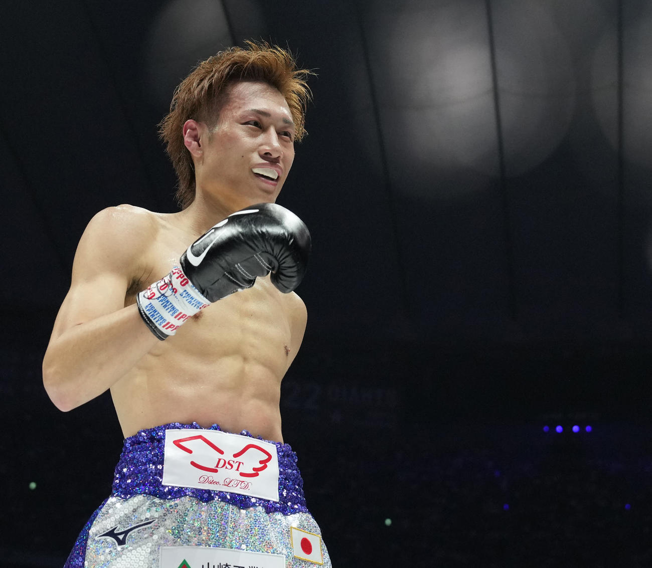1回、井上拓からダウンを奪った石田（撮影・鈴木みどり）