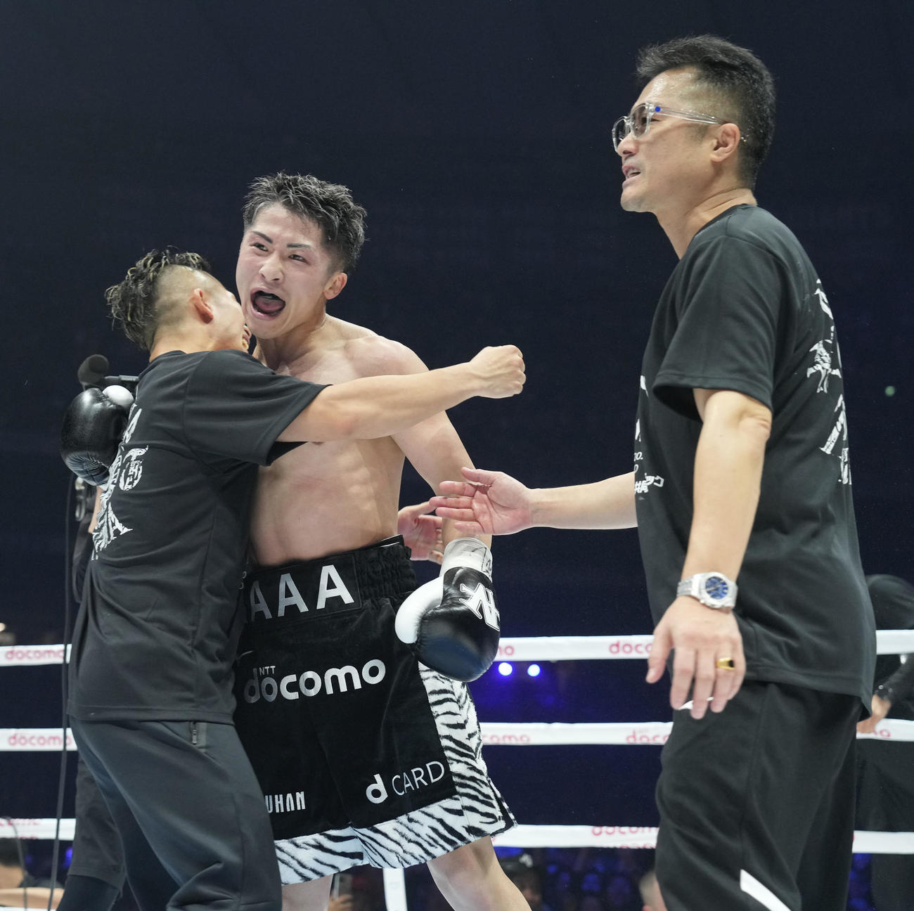 ネリに6回TKO勝ちし弟の拓真（左）と抱き合う井上尚。右は父真吾トレーナー（撮影・鈴木みどり）