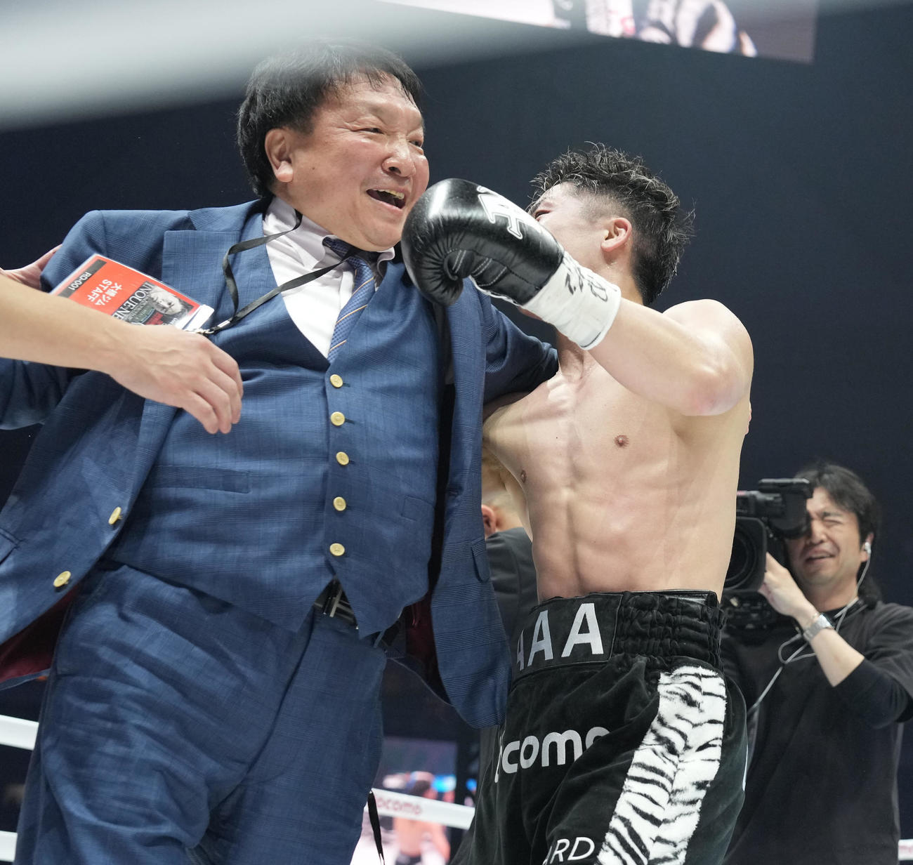 勝利した井上尚（右）を祝福する大橋会長（撮影・鈴木みどり）