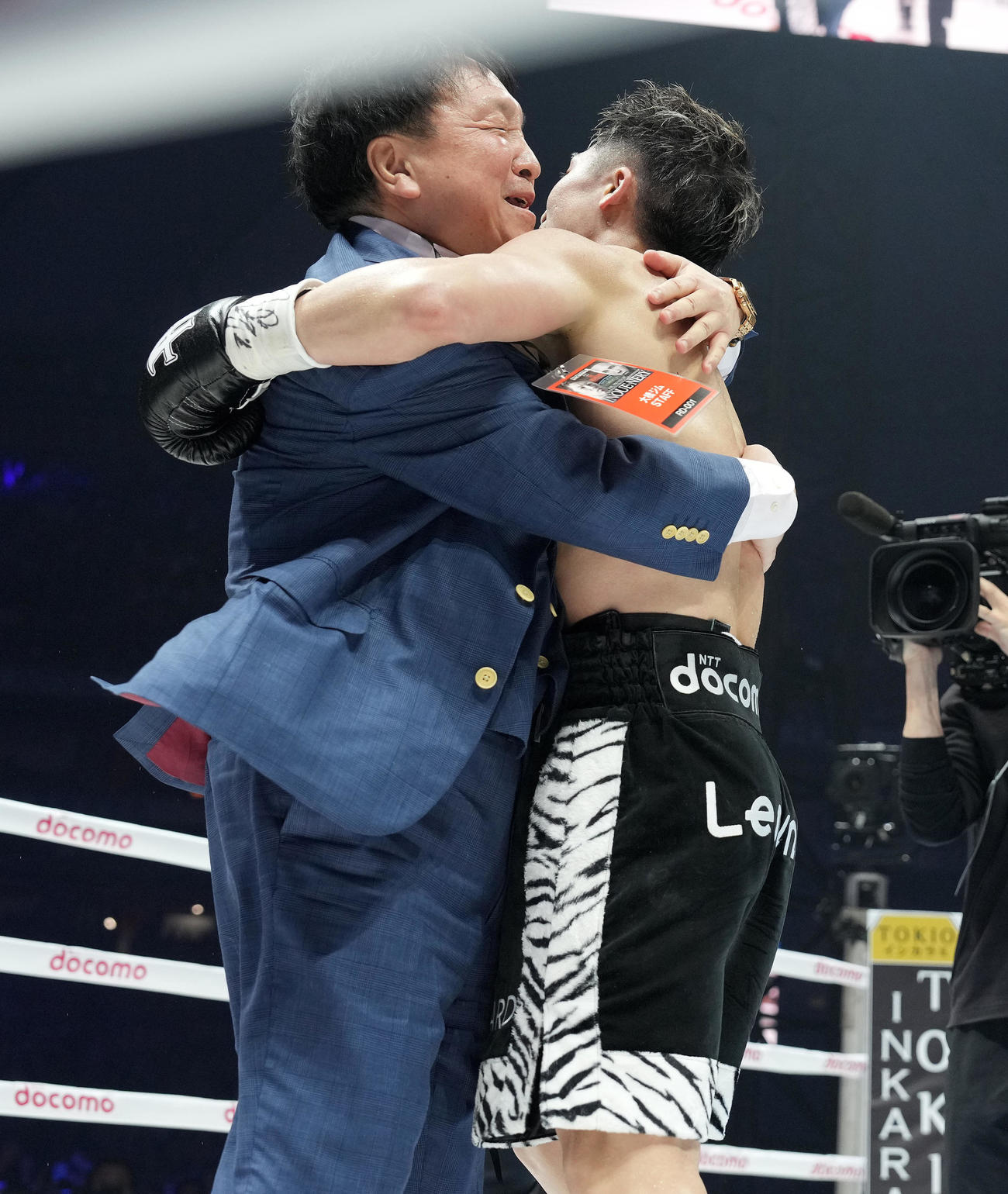 勝利した井上尚（右）を祝福する大橋会長（撮影・鈴木みどり）