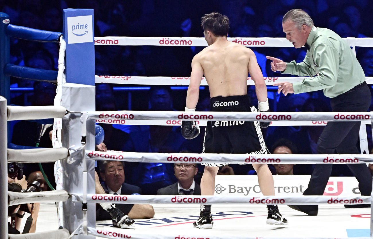 6回、井上尚（右）はネリにパンチを打ち込みTKO勝ちする（撮影・滝沢徹郎）
