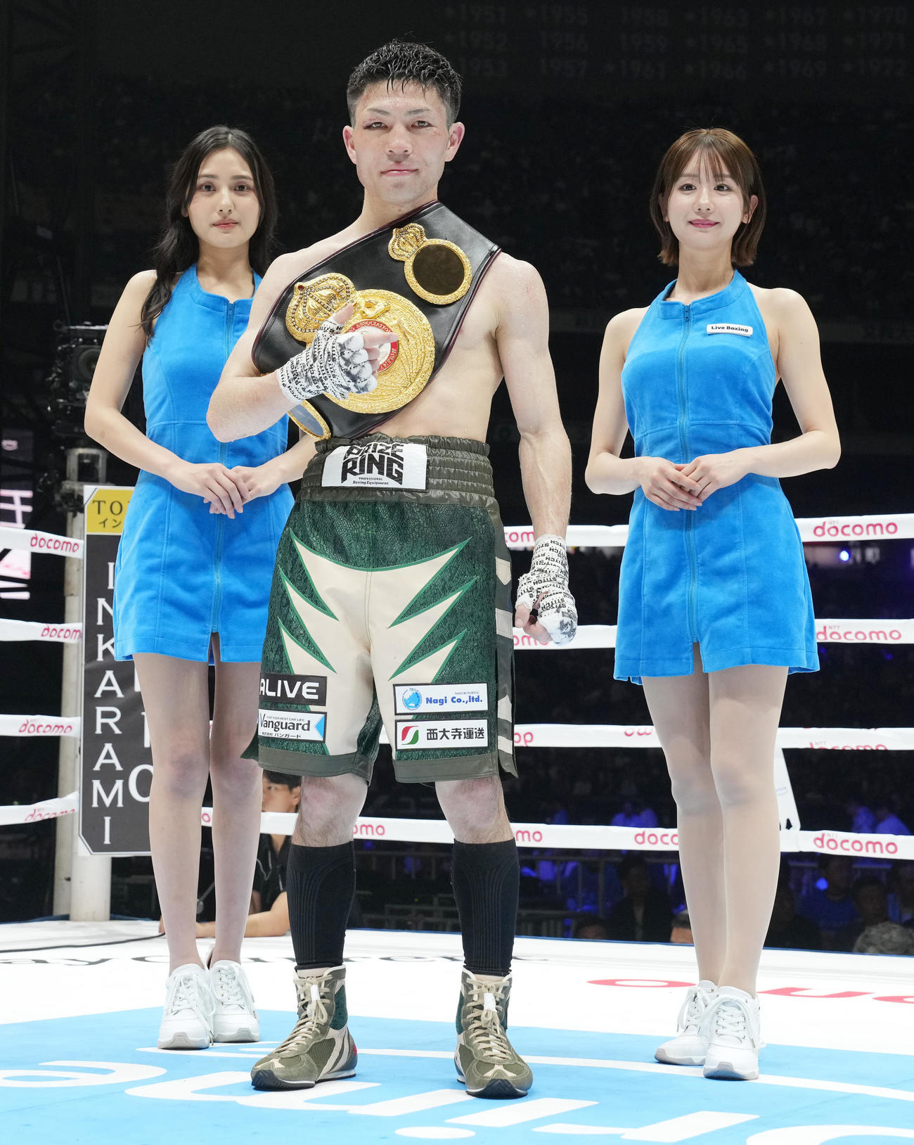 防衛した王者のユーリ阿久井（中央）。右は新唯、左は天野レナ（撮影・鈴木みどり）