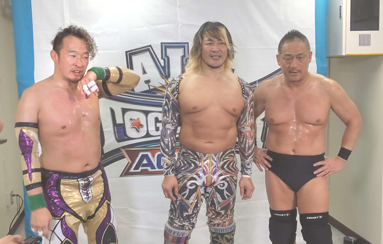 HOTにまさかの惨敗を喫し、うなだれる（左から）丸藤正道、棚橋弘至、高木三四郎