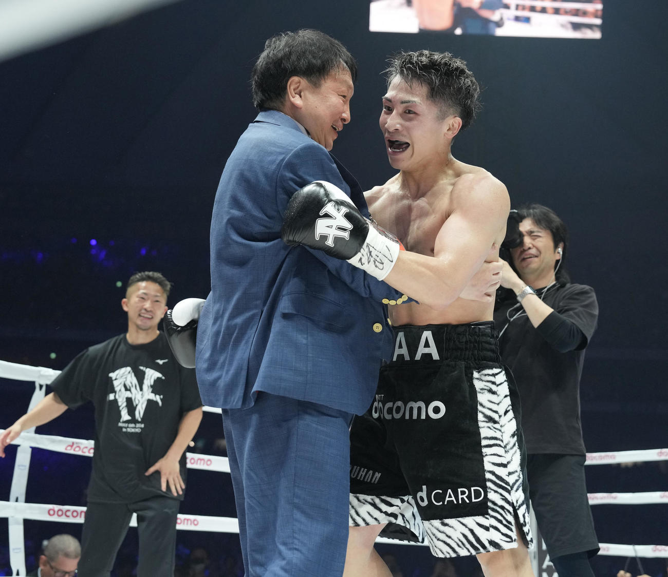 勝利した井上尚（右）を祝福する大橋会長（撮影・鈴木みどり）