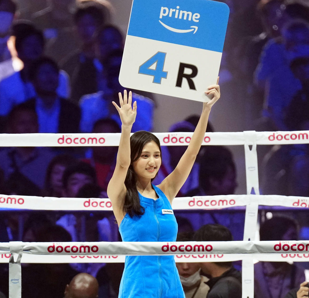 スーパーバンタム級8回戦　ラウンドガールを務めた天野レナ（撮影・たえ見朱実）
