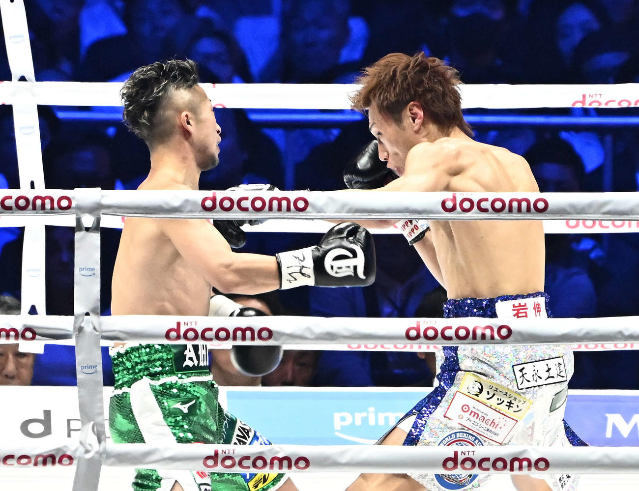 1回、石田（右）は井上拓にパンチを打ち込みダウンを奪う（撮影・滝沢徹郎）