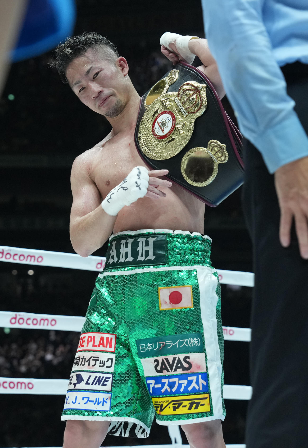 防衛しベルトを肩にかける井上拓（撮影・鈴木みどり）