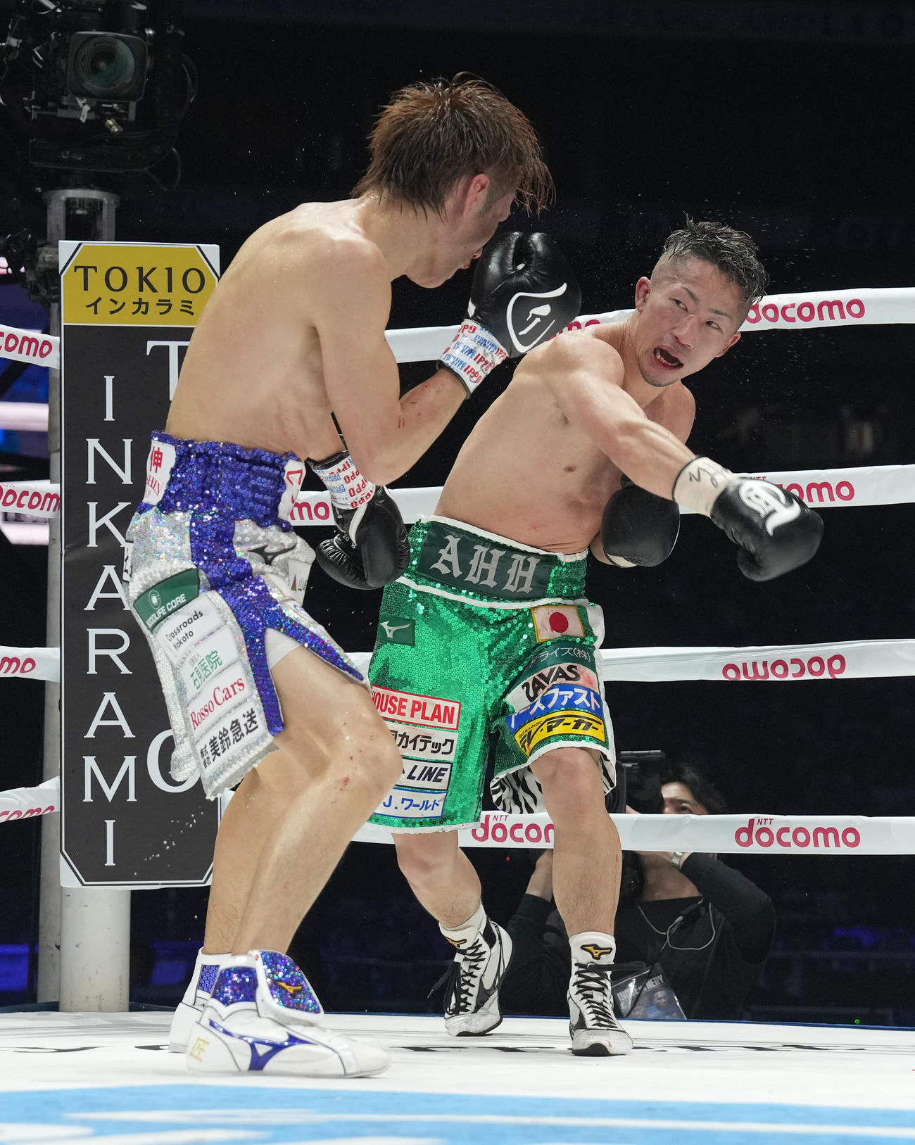 11回、石田（左）にパンチを放つ井上拓（撮影・鈴木みどり）