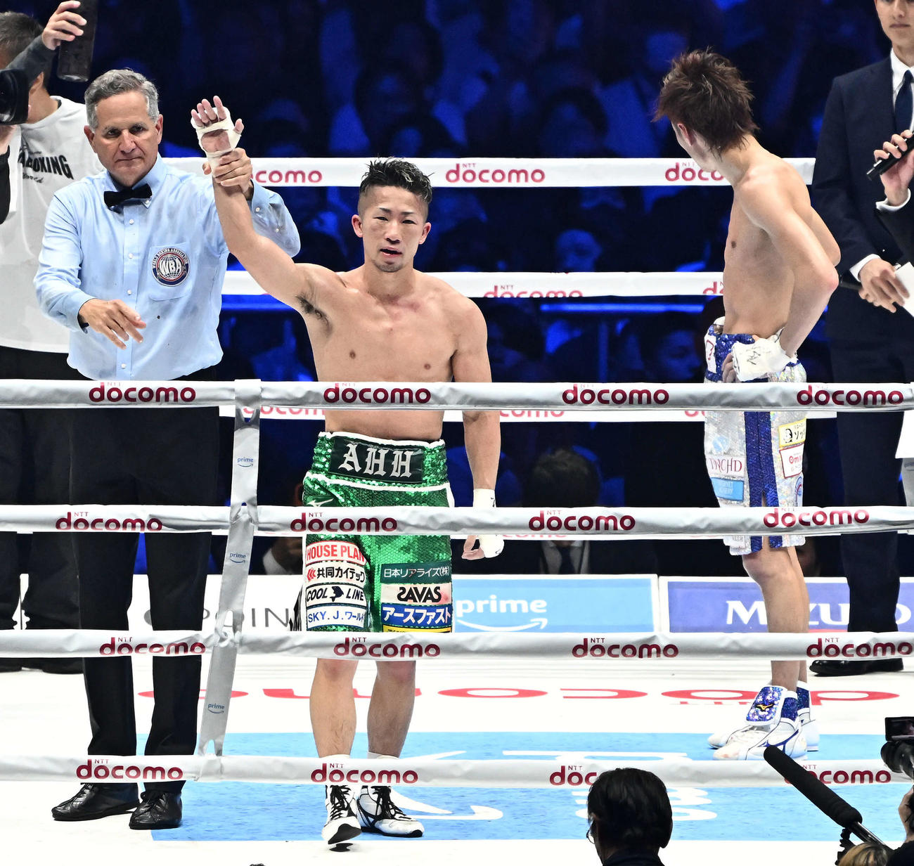 判定で石田（右）を破り勝ち名乗りを受ける井上拓（撮影・滝沢徹郎）