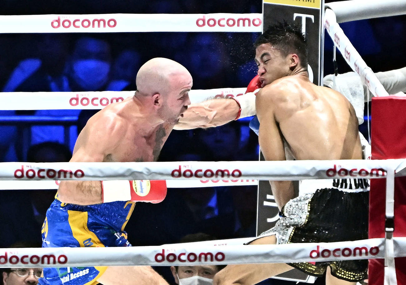4回、ドヘニー（左）はバヨゴスにパンチを打ち込む（撮影・滝沢徹郎）