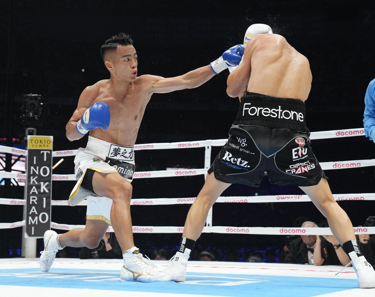4回、モロニー（右）にパンチを放つ武居（撮影・鈴木みどり）
