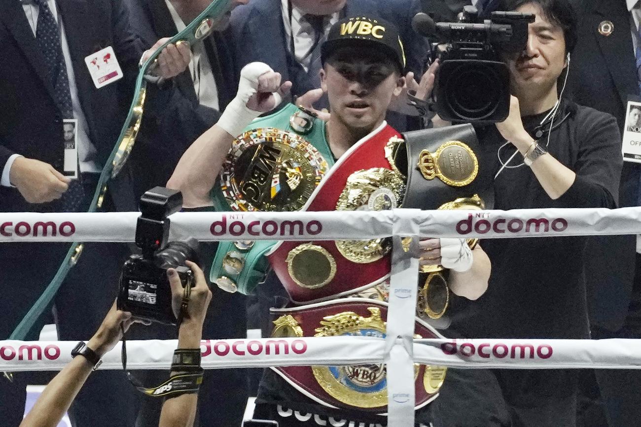 4本のベルトを手にポーズを決める井上尚弥（AP)