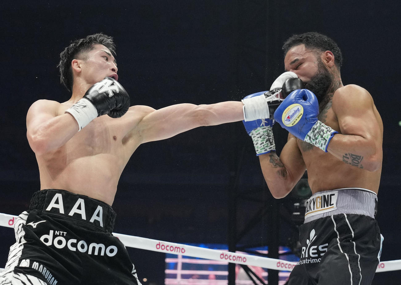 5回、ネリ（右）にパンチを放つ井上尚（撮影・鈴木みどり）