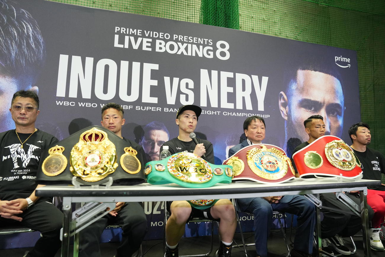 防衛し、会見に臨むスーパーバンタム級4団体統一王者の井上尚（左から3人目）。左から真吾トレーナー、井上拓、1人おいて大橋会長、武居、八重樫（撮影・鈴木みどり）