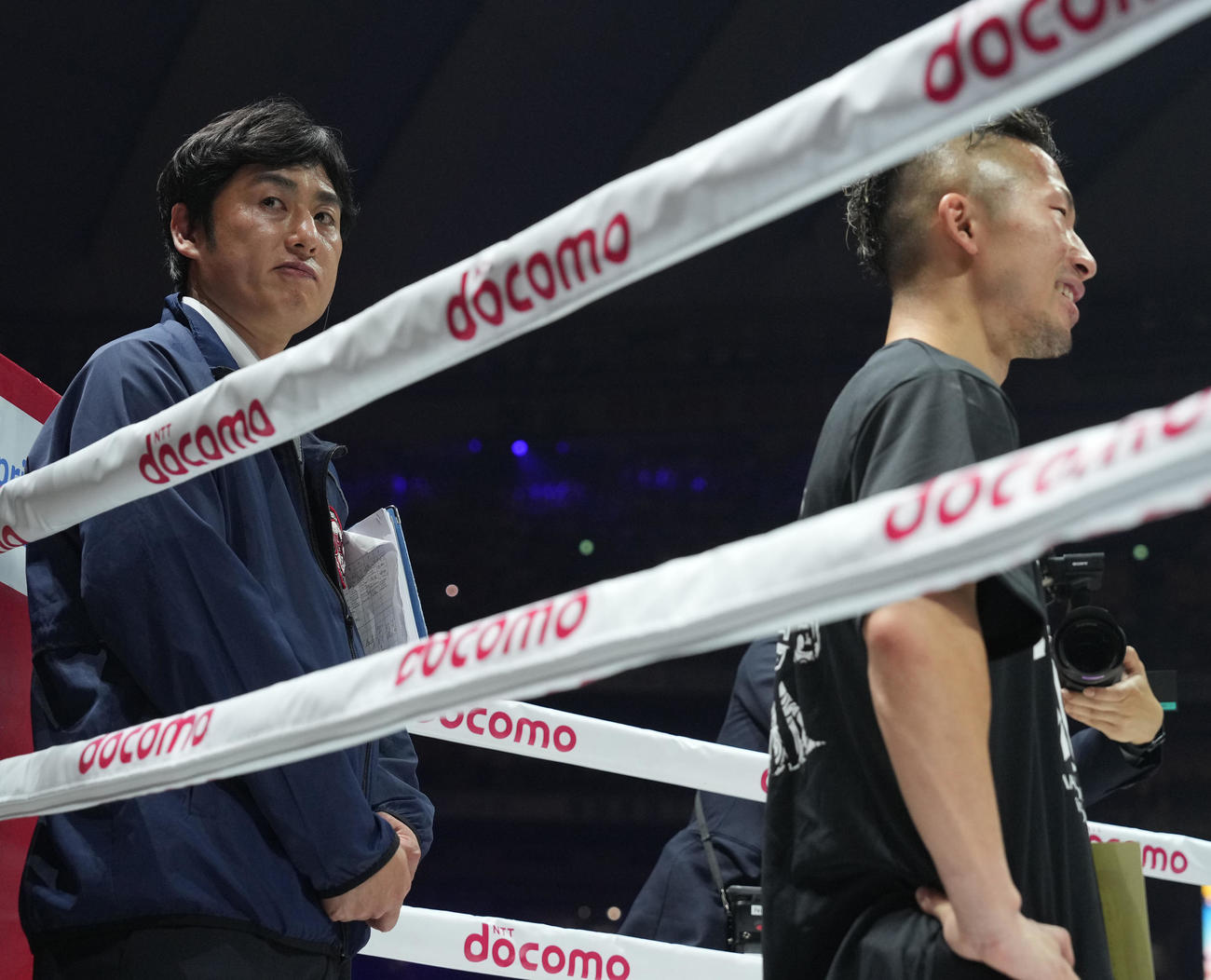 試合後、リングに上がるインスペクターのロバート山本博。右は井上拓（撮影・鈴木みどり）