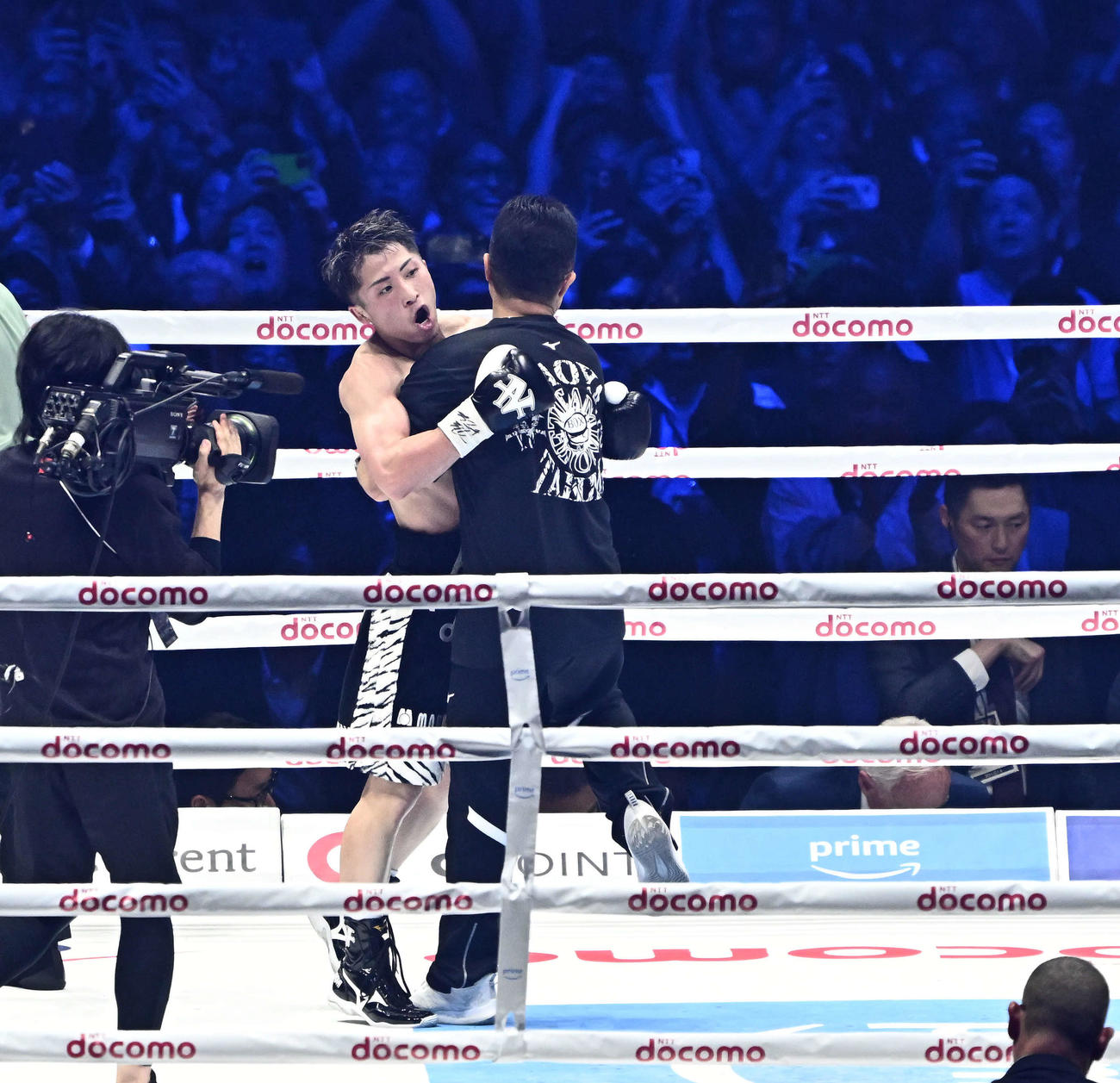 6回、ネリにTKO勝ちした井上尚（左）は父の真吾トレーナーと抱き合う（撮影・滝沢徹郎）
