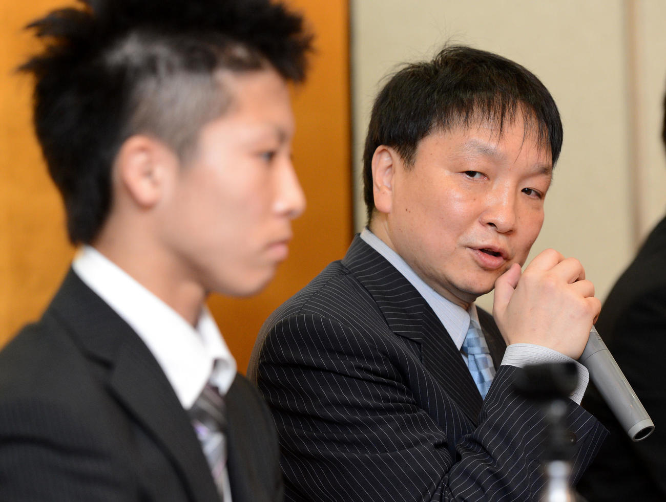 12年7月、井上尚（手前）に視線を送りながら紹介する大橋会長