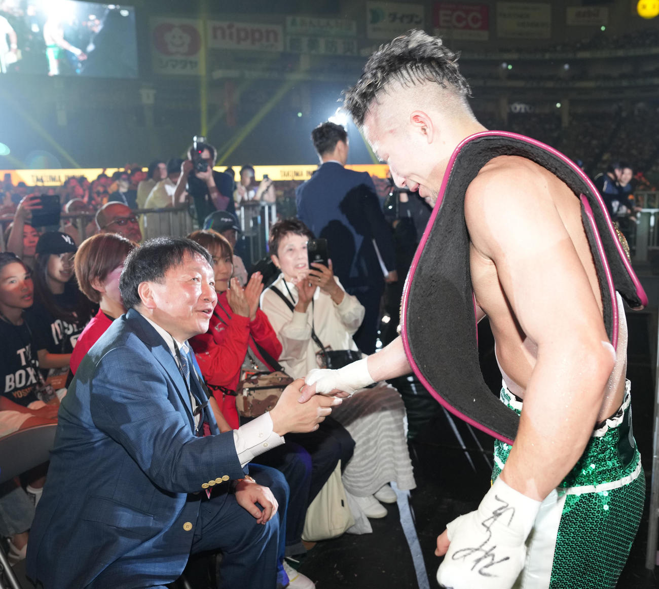 防衛し大橋会長（左）と握手を交わす井上拓（撮影・鈴木みどり）