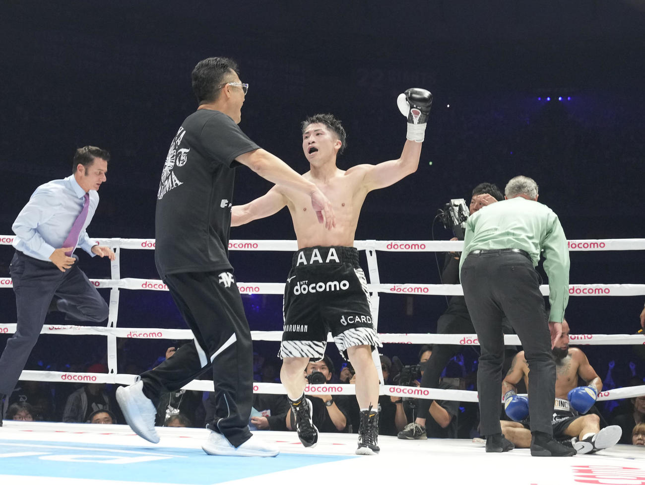 ネリに6回TKO勝ちし歓喜する井上尚（中央右）。同左は父真吾トレーナー（撮影・鈴木みどり）