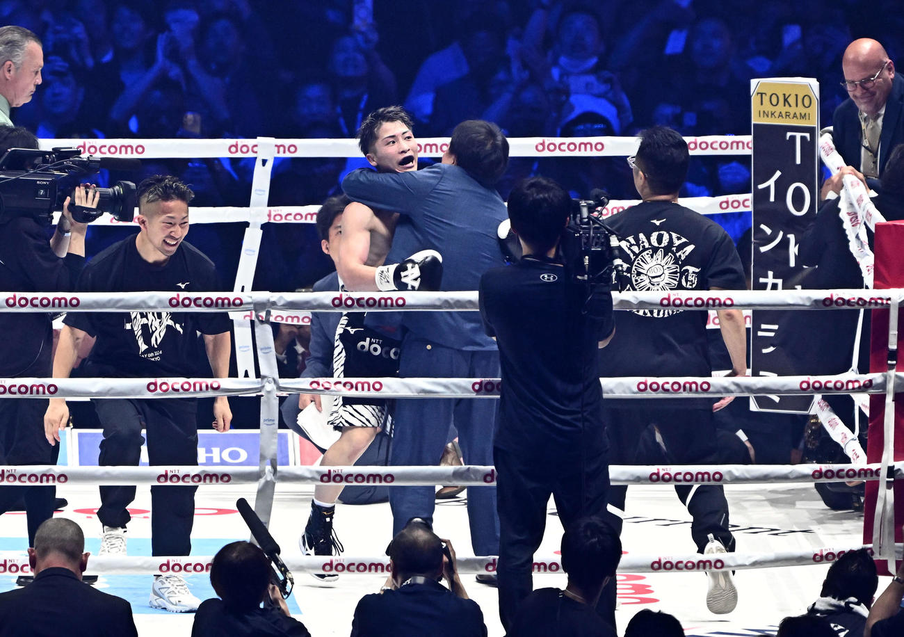 6回、ネリにTKO勝ちした井上尚（中左）は大橋会長と抱き合う（撮影・滝沢徹郎）